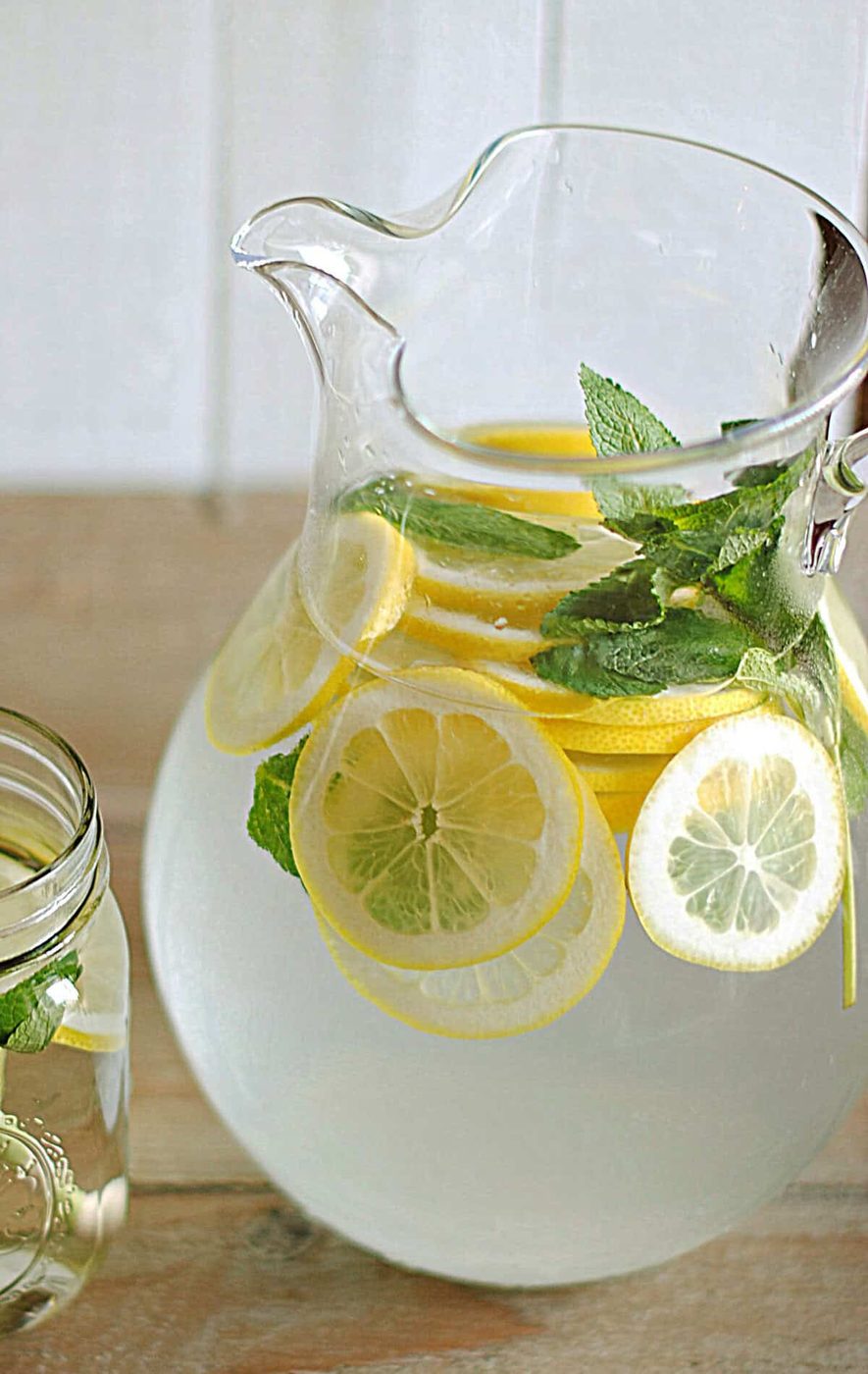 Water Lemon with Fresh Mint