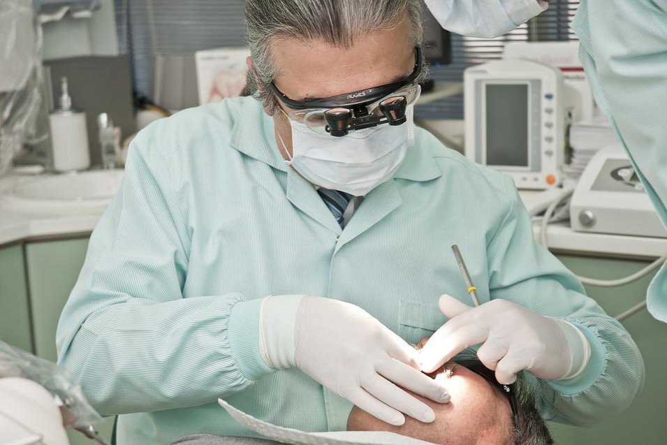 İmplant Tedavisi Nedir? Kimler İmplant Yaptırmalıdır?