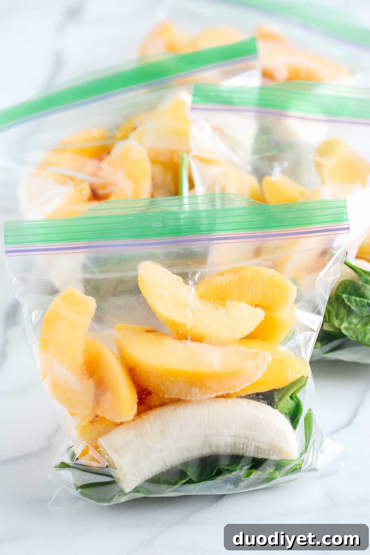 This delicious Ginger Peach Detox Smoothie is sweet, creamy and super refreshing! 