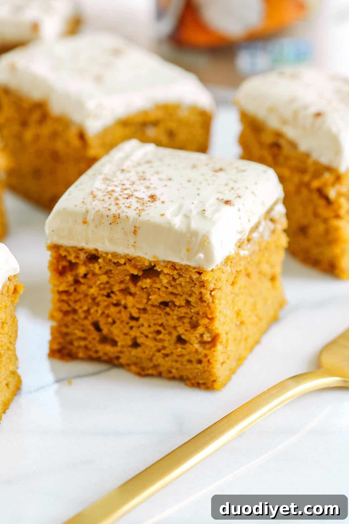 Low-Calorie Pumpkin Bars for Fall Baking 2 These Healthier Pumpkin Bars are moist, taste just like cake, and are made without any butter, oil or refined sugar! Topped with a delicious maple cream cheese frosting and loaded with so much pumpkin flavor!