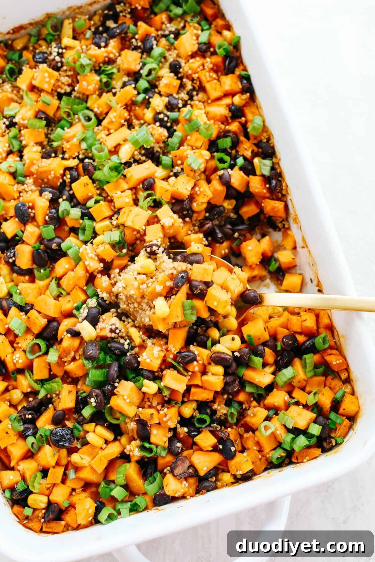 This Sweet Potato & Black Bean Quinoa Bake is healthy and delicious with all your favorite Mexican flavors easily baked together in a single casserole dish! #glutenfree #dairyfree #vegan #mealprep