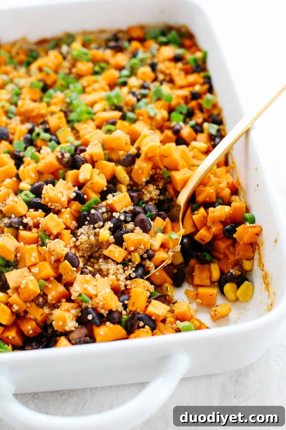 This Sweet Potato & Black Bean Quinoa Bake is healthy and delicious with all your favorite Mexican flavors easily baked together in a single casserole dish! #glutenfree #dairyfree #vegan #mealprep