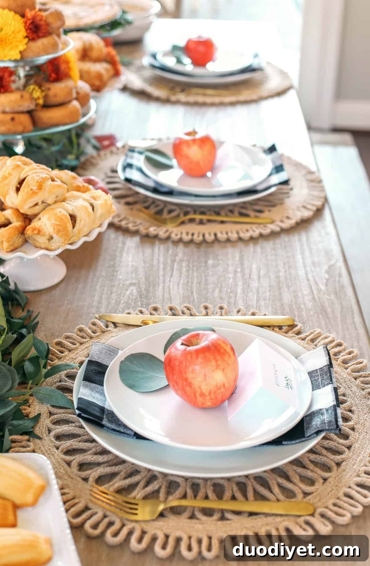 Whether hosting family this holiday or throwing together a quick brunch, here are some fun tips for creating a beautiful fall-inspired table!