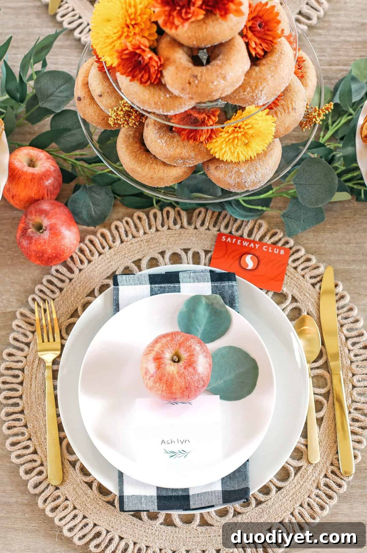 Whether hosting family this holiday or throwing together a quick brunch, here are some fun tips for creating a beautiful fall-inspired table!