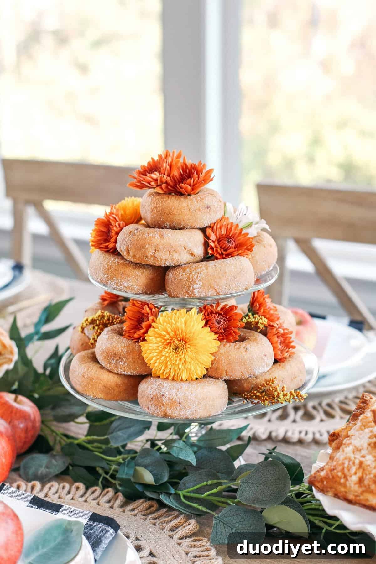 Whether hosting family this holiday or throwing together a quick brunch, here are some fun tips for creating a beautiful fall-inspired table!