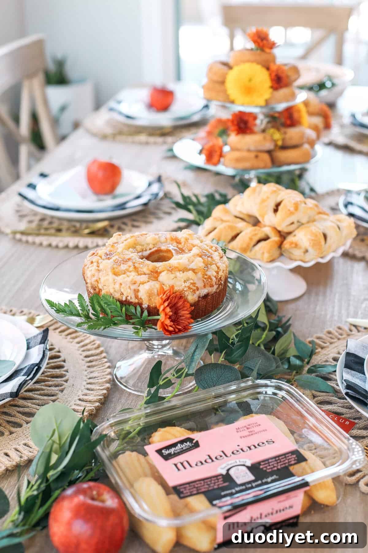 Whether hosting family this holiday or throwing together a quick brunch, here are some fun tips for creating a beautiful fall-inspired table!