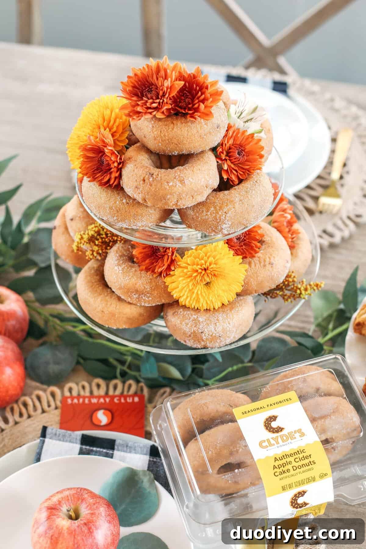 Whether hosting family this holiday or throwing together a quick brunch, here are some fun tips for creating a beautiful fall-inspired table!