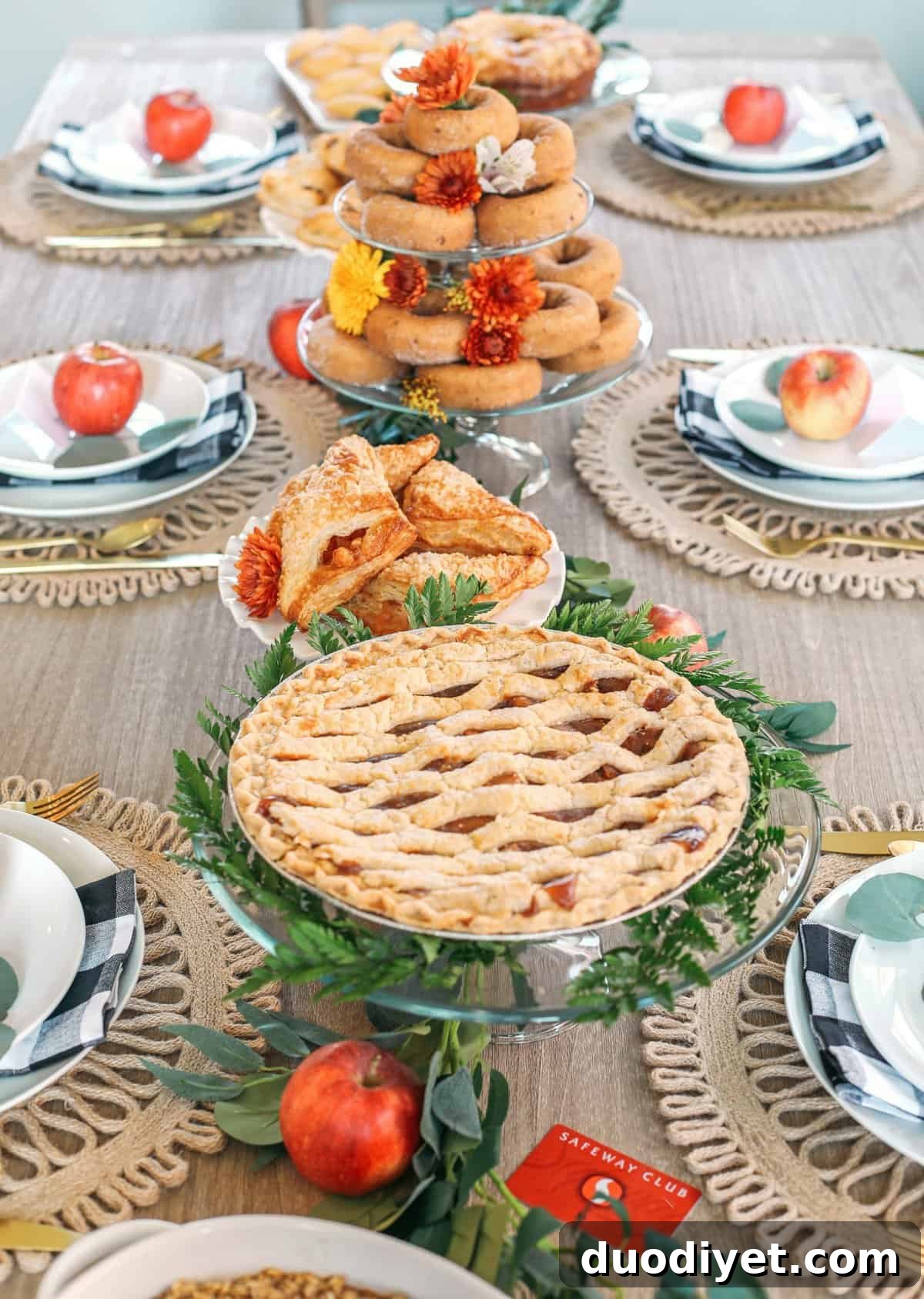 Whether hosting family this holiday or throwing together a quick brunch, here are some fun tips for creating a beautiful fall-inspired table!