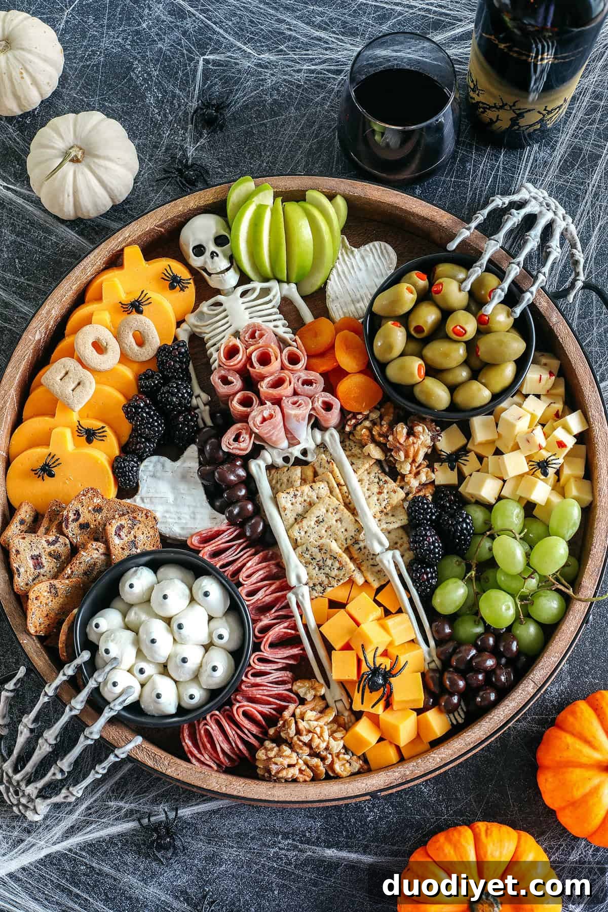 How to Make a Spooky Halloween Charcuterie Board 3 Build the spookiest Halloween Charcuterie Board perfect for your next party! Filled with an assortment of your favorite cheeses, meats, crackers, fresh fruits, nuts and other fun ghoulish treats!