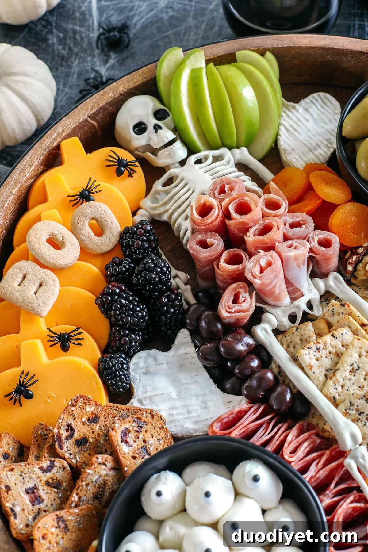 How to Make a Spooky Halloween Charcuterie Board 4 Build the spookiest Halloween Charcuterie Board perfect for your next party! Filled with an assortment of your favorite cheeses, meats, crackers, fresh fruits, nuts and other fun ghoulish treats!