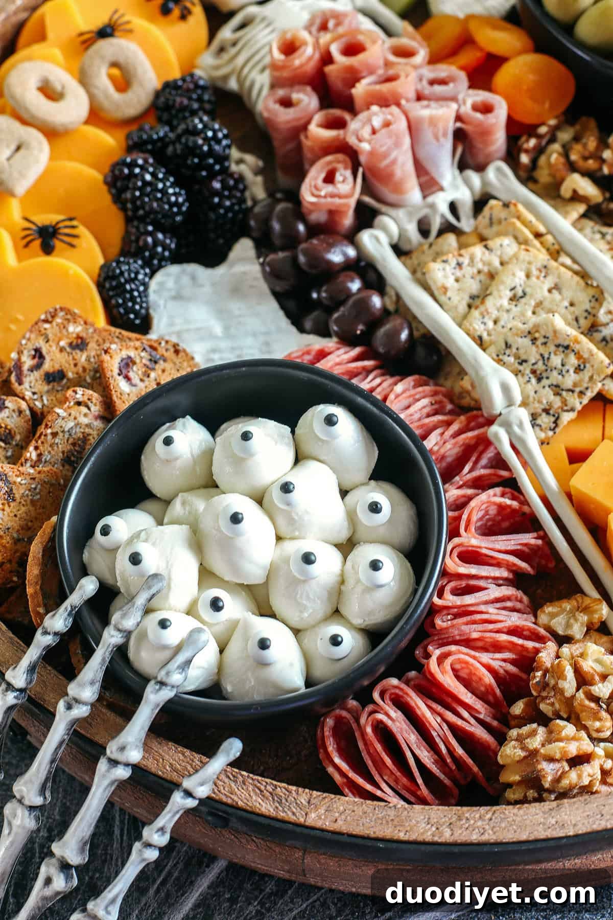 How to Make a Spooky Halloween Charcuterie Board 5 Build the spookiest Halloween Charcuterie Board perfect for your next party! Filled with an assortment of your favorite cheeses, meats, crackers, fresh fruits, nuts and other fun ghoulish treats!