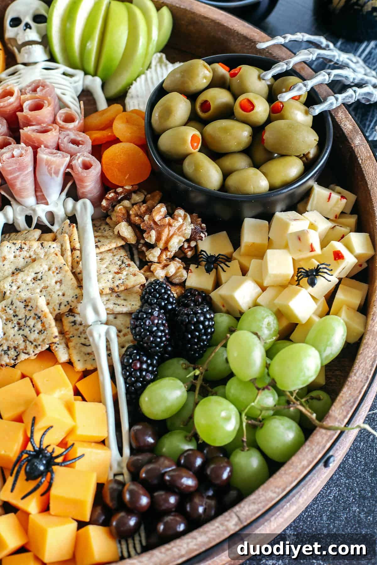 How to Make a Spooky Halloween Charcuterie Board 6 Build the spookiest Halloween Charcuterie Board perfect for your next party! Filled with an assortment of your favorite cheeses, meats, crackers, fresh fruits, nuts and other fun ghoulish treats!