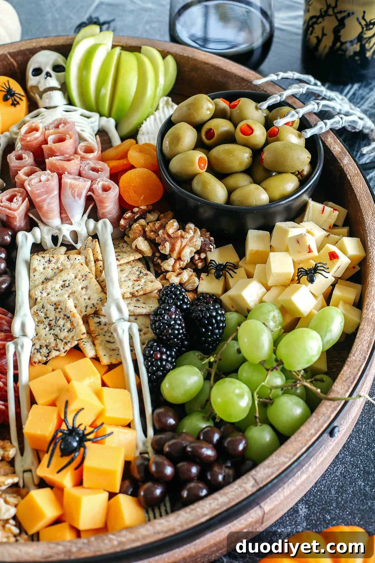 How to Make a Spooky Halloween Charcuterie Board 7 Build the spookiest Halloween Charcuterie Board perfect for your next party! Filled with an assortment of your favorite cheeses, meats, crackers, fresh fruits, nuts and other fun ghoulish treats!
