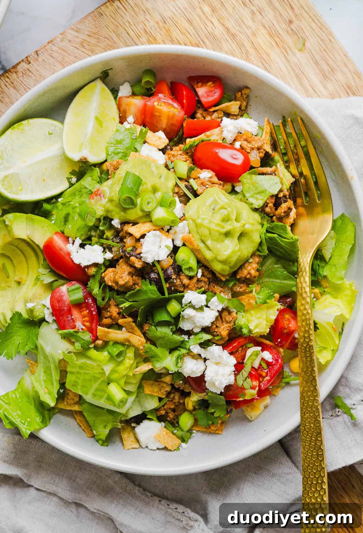 Zesty Avocado Taco Salad with Black Beans & Corn 6 This quick and easy Healthy Taco Salad is made with seasoned ground turkey, fresh veggies and all your favorite toppings to pack in the flavor! Perfect for busy weeknights, meal prep or even serving a crowd!