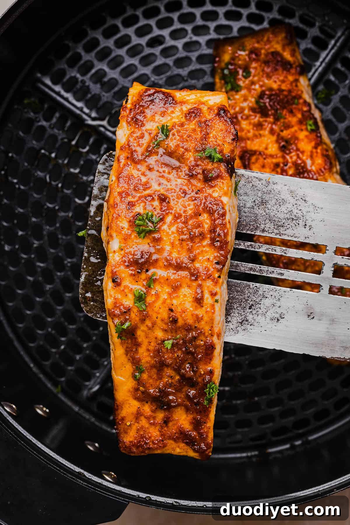 Air Fryer Salmon: Crispy Lemon Garlic Recipe 5 Easy Air Fryer Salmon that turns out perfectly flaky every time in under 10 minutes! Seasoned with a blend of spices for a delicious, healthy meal great for busy weeknights or when you need to meal prep.