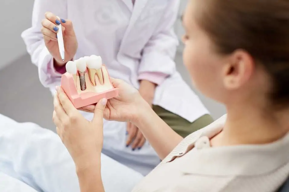 Dental İmplant Nedir? İmplantasyon Süreci Nasıldır?